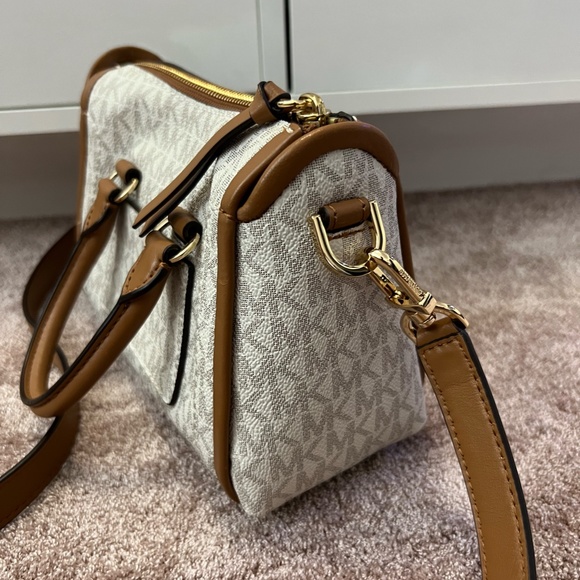 NWT Michael Kors Womens White Mini Hand Bag | White and Gold | Cute Purse - Picture 3 of 6